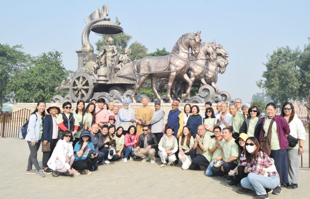 धार्मिक स्थलों का किया भ्रमण