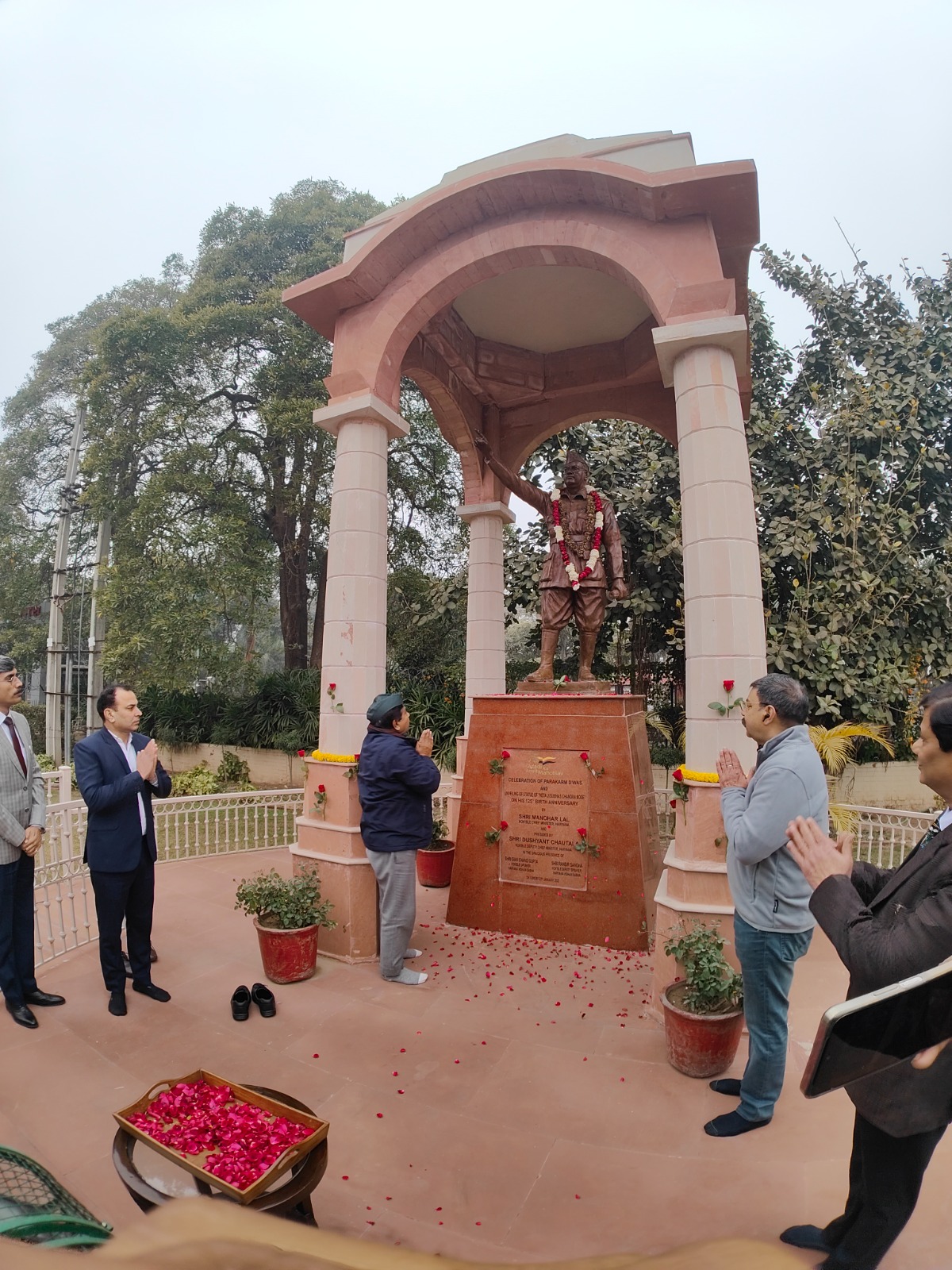 नेताजी की प्रतिमा पर की पुष्पांजलि अर्पित