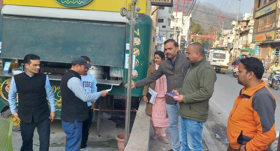 अतिक्रमणकारियों के विरूद्ध चालानी की कार्यवाही 