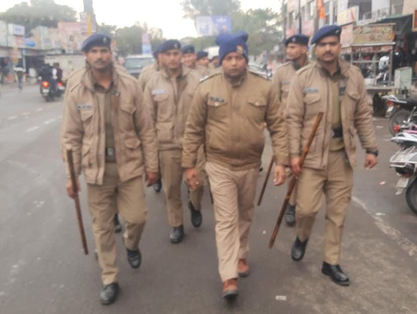 पुलिस द्वारा क्षेत्र मे निकाला गया फ्लैग मार्च  