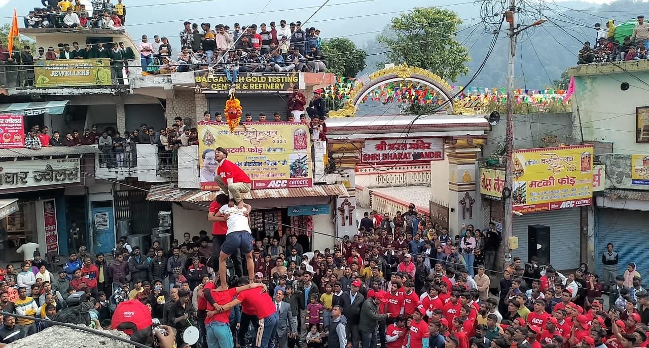  श्री भरत मंदिर इंटर कॉलेज का प्रथम स्थान 