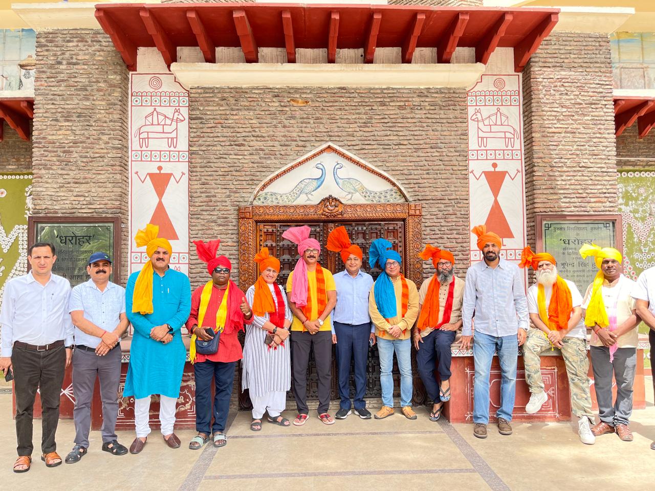 कलाकारों ने किया अवलोकन