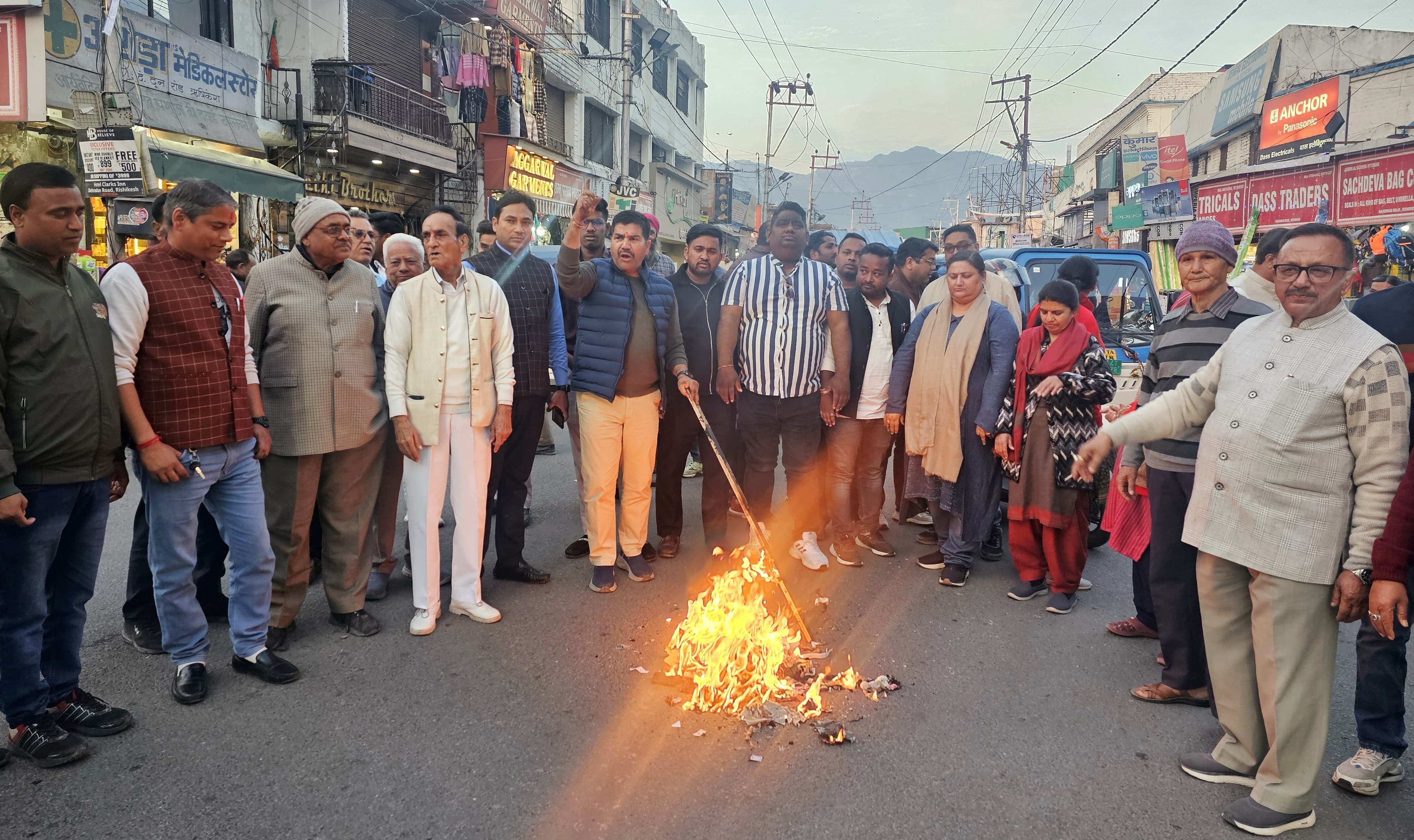 मंत्री प्रेमचंद का फूंका पुतला