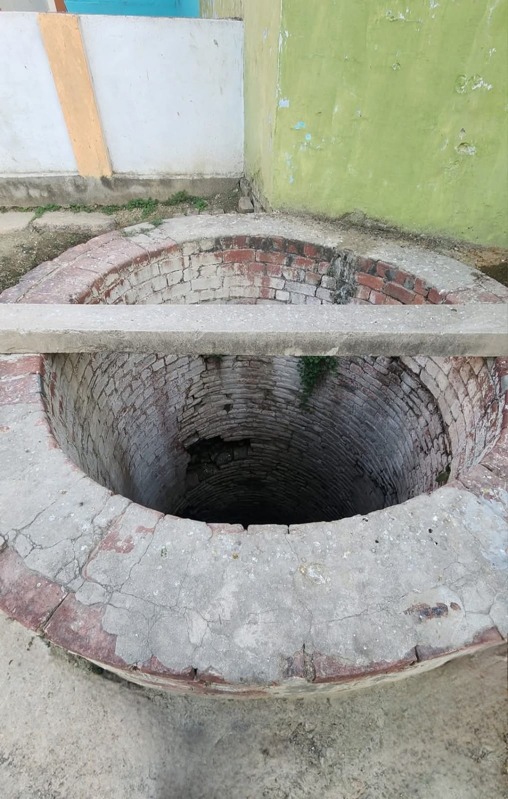 कउनों हमरिउ तौ सुनौ