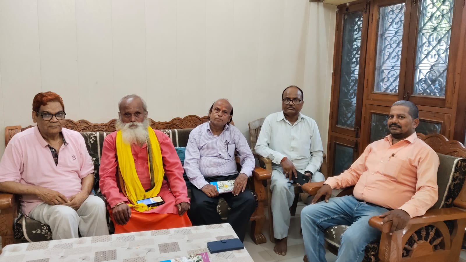 घाट घाट से अलग अलग जल भरे हजारों ग्रंथ हैं