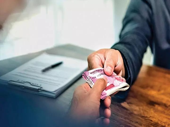 रिश्वत लेते पंचायत सचिव रंगे हाथों गिरफ्तार